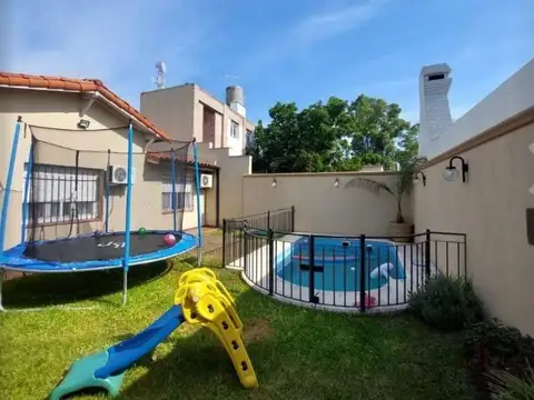 Casa en venta - 2 Dormitorios 1 Baño - 240mts2 - Castelar Norte
