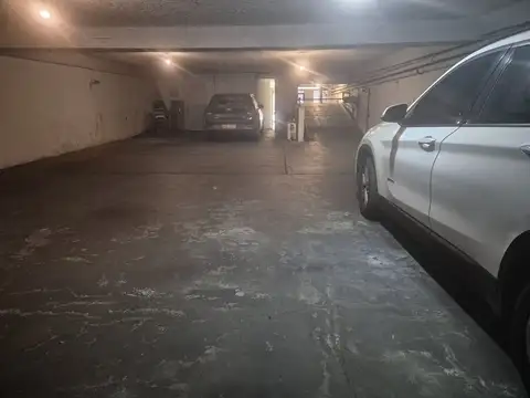 VENTA DE COCHERA EN CENTRO CON RENTA