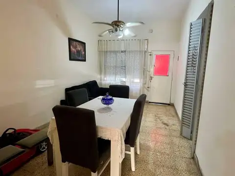Casa 8 ambientes con 2 baños