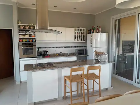 Casa 4 ambientes con 3 baños