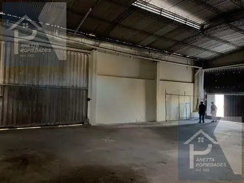 Galpón sobre Boulevard Oroño con doble entrada y salida para camion