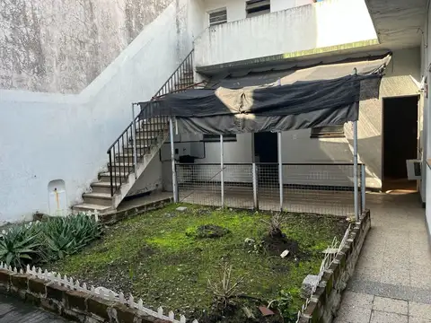 Casa de 4 ambientes con fondo y terraza