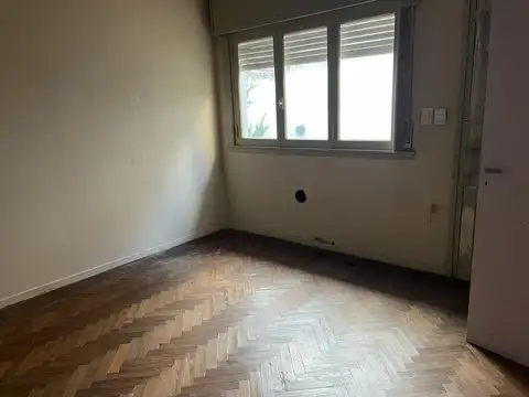 Casa de 4 ambientes con fondo y terraza