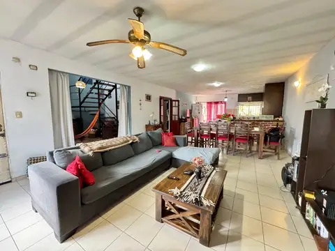 Casa 4 ambientes con 2 baños