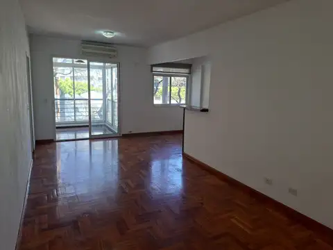 EXCELENTE 4 AMBIENTES AL FRENTE, CON COCHERA Y 3 DORMITORIOS - MUY LUMINOSO