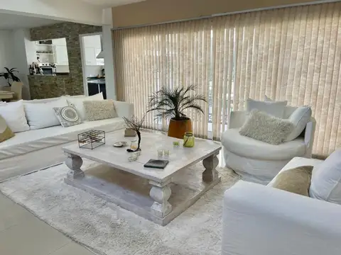Casa en Alquiler con 3 cocheras