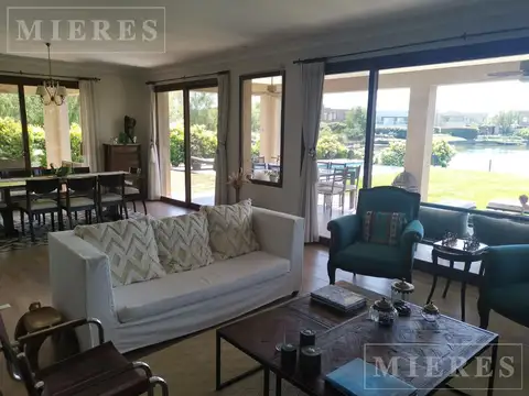Casa 8 ambientes con 3 baños