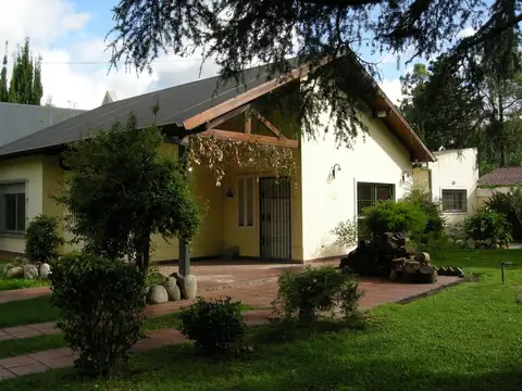 Excelente casa sobre calle Fiesta de la Flor casi Ruta 25