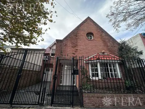 Venta de Casa 4 ambientes con Piscina y Cochera en Quilmes Centro