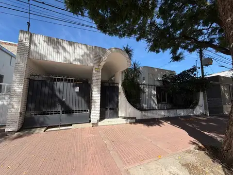 CASA EN VENTA 3 DORMITORIOS CON PILETA Y QUINCHO