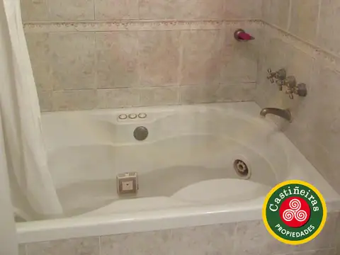 Venta - Importante Chalet en 2 plantas - Lote de 10 x 30 - 3 Dormitorios - Quincho - Parque - Garaje