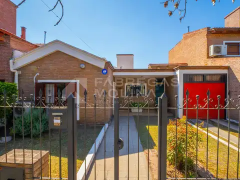¡Venta! Casa en una sola planta con gran parque en Barrio Las Rosas ¡Con Escritura!