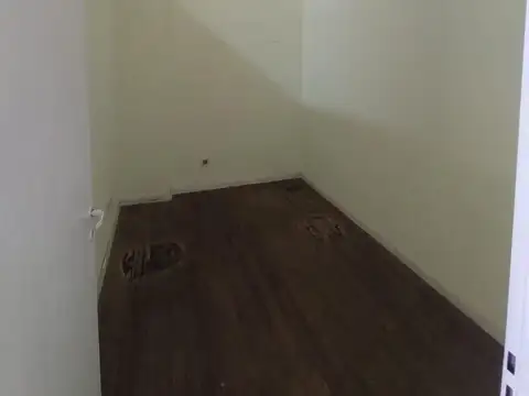 San Martín Centro. Oficina en PB con baño y sin expensas