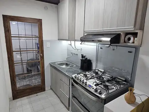 Casa de dos dormitorios, excelente estado y ubicacion. Todos los servicios