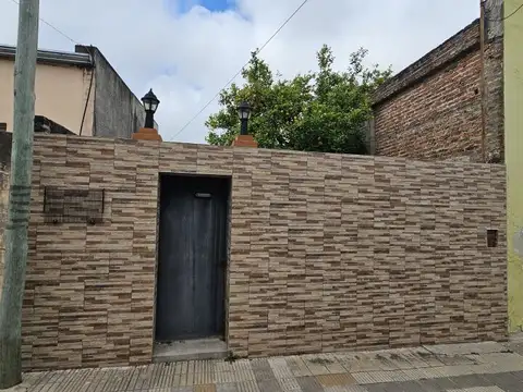 Casa de dos dormitorios, excelente estado y ubicacion. todos los servicios