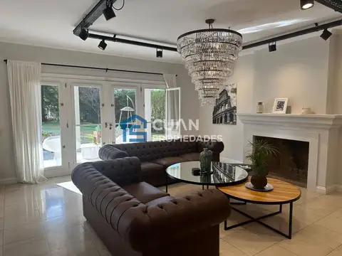 Casa en Venta con 2 cocheras