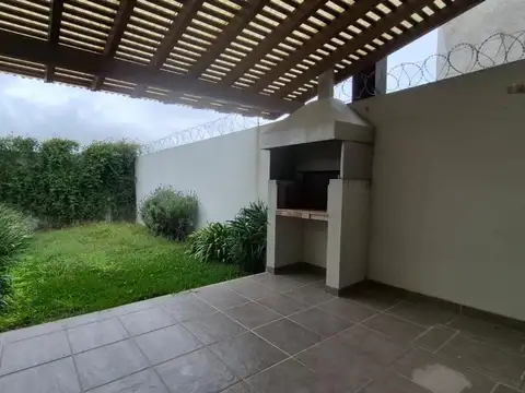 Casa en Alquiler con 1 cochera