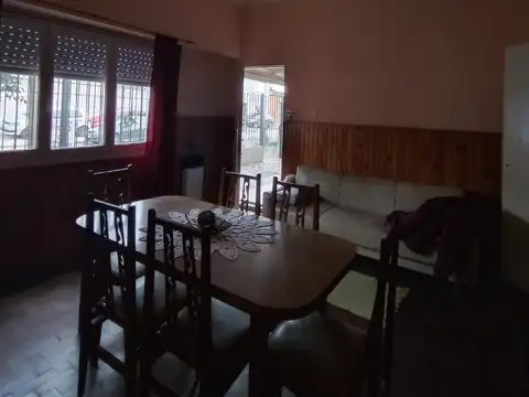 VENTA CASA  3 AMB + DEPTO 2 AMB EN ITUZAINGÓ SUR CON JARDÍN