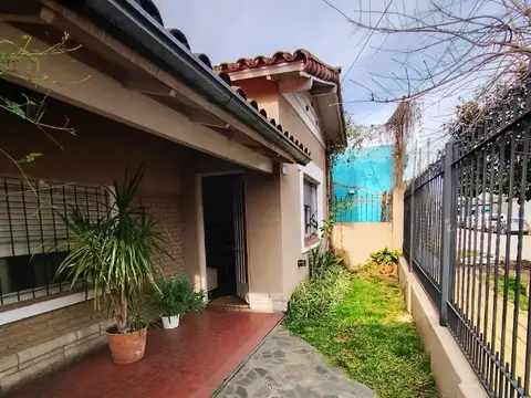 VENTA CASA  3 AMB + DEPTO 2 AMB EN ITUZAINGÓ SUR CON JARDÍN