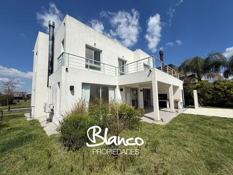 Casa en Alquiler con 1 cochera