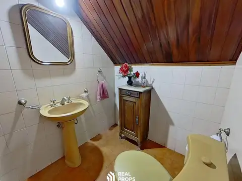 Venta Casa Hurlingam 2 Plantas 7 Ambinetes con Pileta y 3 cocheras