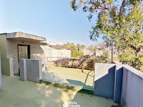 Venta Casa Hurlingam 2 Plantas 7 Ambinetes con Pileta y 3 cocheras