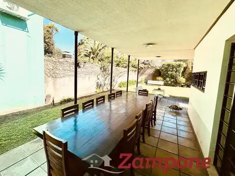 Casa en Venta con 3 cocheras