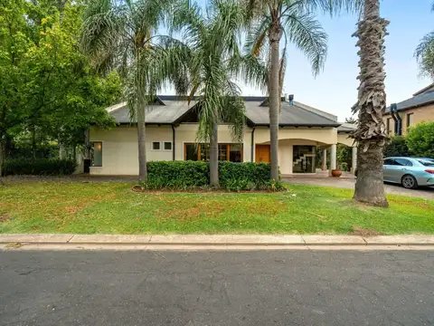 VENTA/PERMUTA – Casa de 4 dormitorios con amenities. San Marino, Funes Hills.