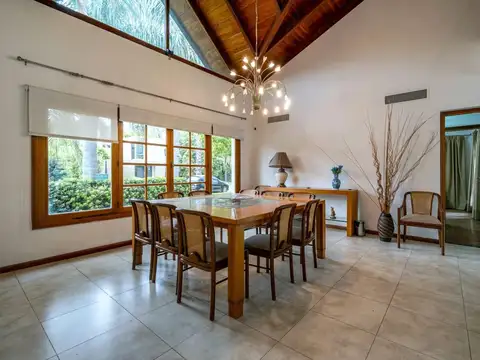 Casa en Venta con 2 cocheras