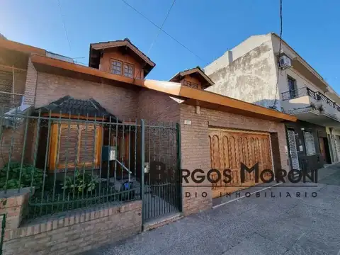 VENTA CHALET DE 6 AMBIENTES EN 3 PLANTAS. RAMOS MEJIA