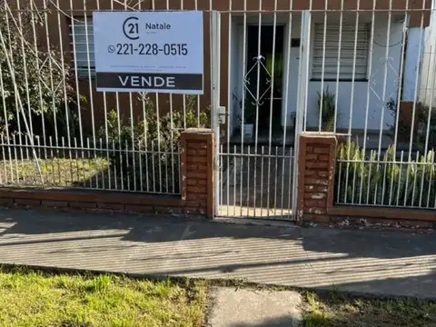 Casa en venta 153 67 y 68. Dos dormitorios