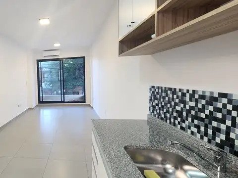Alquiler Monoambiente - patio y balcón Parque Chas