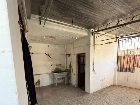 VENTA LOURDES CASA DE PASILLO EN PLANTA ALTA · 3 DORMITORIOS · A RECICLAR  