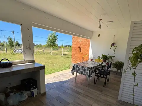 SE VENDE CASA QUINTA DOS DORMITORIOS Y PILETA