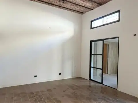 Casa de pasillo RECICLADA de 2 dormitorios con terraza en Barrio Pichincha