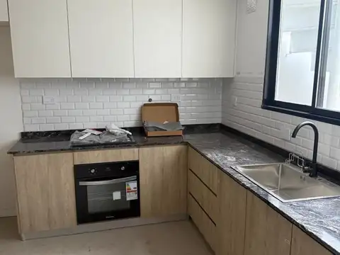 Casa de pasillo RECICLADA de 2 dormitorios con terraza en Barrio Pichincha