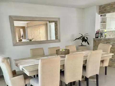 Casa en Alquiler con 2 cocheras