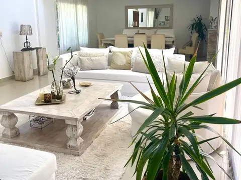 Casa 6 ambientes con 3 baños