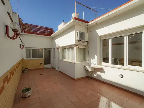 CASA de 4 ambientes con cochera y terraza