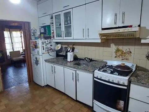 Casa 6 ambientes con 2 baños
