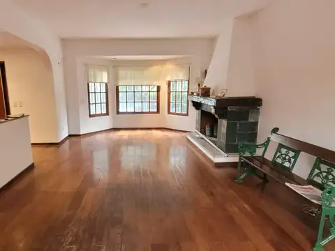 CASA DE 6 AMB. CON GARAGE, PATIO CON JARDÍN Y PARRILLA 