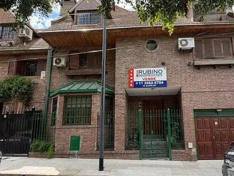 CASA DE 6 AMB. CON GARAGE, PATIO CON JARDÍN Y PARRILLA 