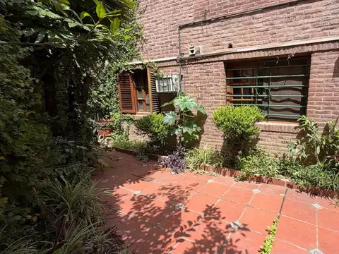 CASA DE 6 AMB. CON GARAGE, PATIO CON JARDÍN Y PARRILLA 