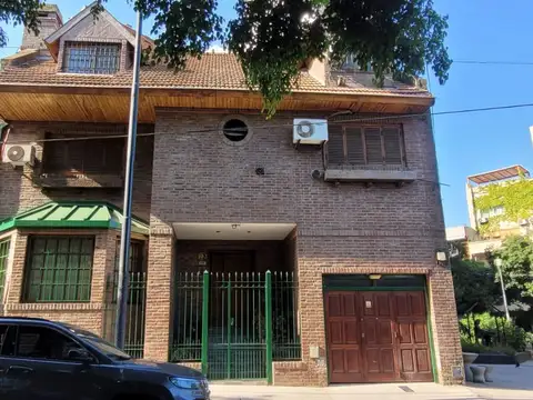 CASA DE 6 AMB. CON GARAGE, PATIO CON JARDÍN Y PARRILLA 