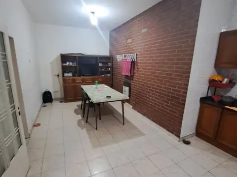 CASA 2 DORMITORIOS CON GARAGE A 200 MTS DE LA AV. MITRE