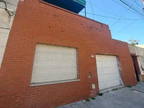 CASA 2 DORMITORIOS CON GARAGE A 200 MTS DE LA AV. MITRE