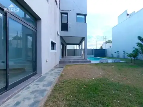 Casa en Venta con 4 cocheras