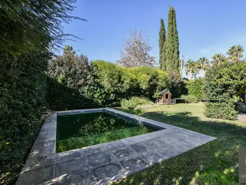 Casa en Alquiler con 2 cocheras