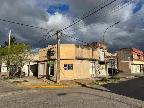 Hipólito Yrigoyen esquina Mastropietro 300