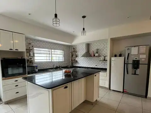 Casa en venta - 4 Dormitorios 4 Baños - La Matanza